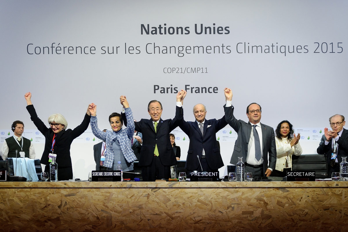 A salute to the newly signed Paris Agreement at the COP21 UN climate change conference, Paris, France / (c) Arnaud Bouissou – MEDDE / SG COP21